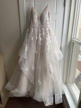 Load image into Gallery viewer, Finding this out &#39;Finding this out&#39; wedding dress size-04 PREOWNED
