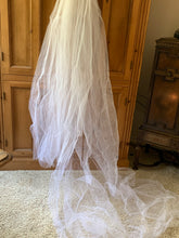Load image into Gallery viewer, Eva Haynal Forsyth for Arnold Scaasi &#39;unknown&#39; wedding dress size-08 PREOWNED
