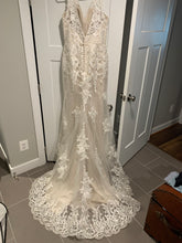Load image into Gallery viewer, Vow&#39;d &#39;Graceful&#39; wedding dress size-06 PREOWNED
