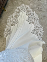 Load image into Gallery viewer, Essense of Australia &#39;D3029&#39; wedding dress size-08 NEW

