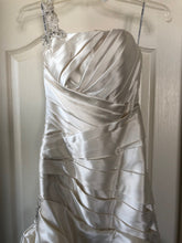 Load image into Gallery viewer, Maggie Sottero &#39;Fiorella&#39; size 2 new wedding dress front view close up
