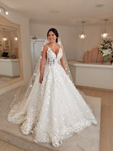 Load image into Gallery viewer, Erika Quizena ( Colombia) &#39;Princess cut&#39; wedding dress size-02 PREOWNED
