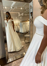 Load image into Gallery viewer, Essense of Australia &#39;D2761ZZ&#39; wedding dress size-08 NEW

