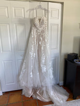 Load image into Gallery viewer, Stella York &#39;7064&#39; wedding dress size-08 NEW
