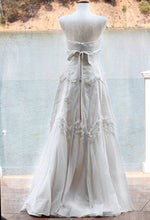 Load image into Gallery viewer, Junko Yoshioka &#39;Alice&#39; size 6 new wedding dress back view on mannequin
