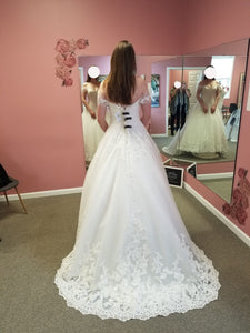 Allure Bridals '2701' wedding dress size-08 SAMPLE