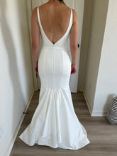 Load image into Gallery viewer, Sarah Seven &#39;Viv&#39; wedding dress size-02 NEW
