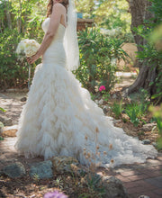 Load image into Gallery viewer, Kenneth Pool &#39;Fashionista&#39; size 6 used wedding dress side view on bride
