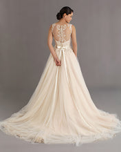 Load image into Gallery viewer, Veluz Reyes &#39;Sophia&#39; size 4 sample wedding dress back view on model
