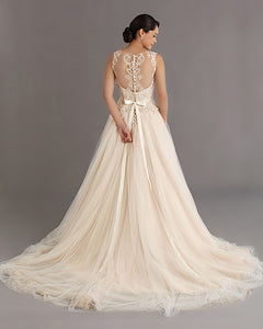 Veluz Reyes 'Sophia' size 4 sample wedding dress back view on model