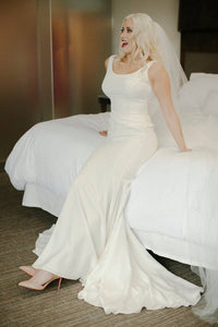 Oscar De La Renta '55N32 Ivory' size 6 used wedding dress front view on bride