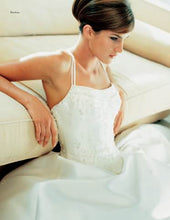 Load image into Gallery viewer, Pronovias &#39;Hechizo&#39; size 0 used wedding dress front view on model
