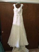 Load image into Gallery viewer, Sincerity &#39;3835&#39; - Sincerity - Nearly Newlywed Bridal Boutique - 1
