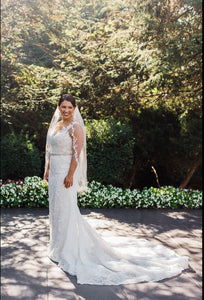 La Sposa 'Hacine' size 8 used wedding dress side view on bride