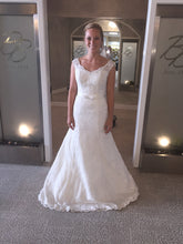 Load image into Gallery viewer, Sincerity &#39;3835&#39; - Sincerity - Nearly Newlywed Bridal Boutique - 5
