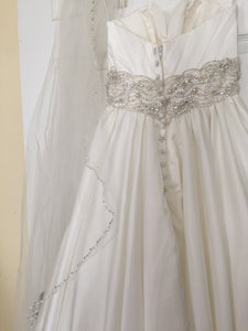 Allure Bridals '2510' size 4 new wedding dress back view on hanger