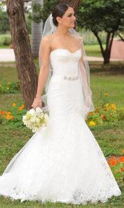 Monique Lhuillier Jessica Chantilly Lace Wedding Dress - Monique Lhuillier - Nearly Newlywed Bridal Boutique - 1