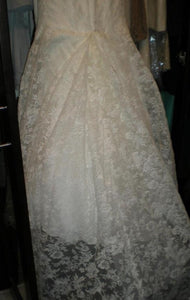 Monique Lhuillier Jessica Chantilly Lace Wedding Dress - Monique Lhuillier - Nearly Newlywed Bridal Boutique - 2