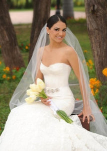 Monique Lhuillier Jessica Chantilly Lace Wedding Dress - Monique Lhuillier - Nearly Newlywed Bridal Boutique - 3