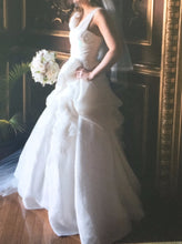 Load image into Gallery viewer, Monique Lhuillier &#39;Bailey&#39; - Monique Lhuillier - Nearly Newlywed Bridal Boutique - 1
