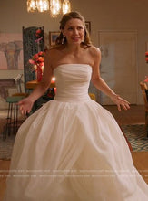 Load image into Gallery viewer, Vera Wang White &#39;Textured Organza&#39; size 8 used wedding dress front view on bride
