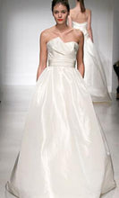Load image into Gallery viewer, Amsale &#39;Lauren&#39; size 6 new wedding dress size 6 used wedding dress front view on model
