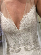 Load image into Gallery viewer, Lazaro &#39;3715&#39; size 6 new wedding dress front view close up on bride
