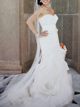 Load image into Gallery viewer, Vera Wang &#39;Erica&#39; size 0 used wedding dress side view on bride
