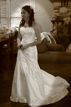 Load image into Gallery viewer, Enzoani &#39;Adana&#39; - Enzoani - Nearly Newlywed Bridal Boutique - 4
