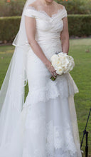 Load image into Gallery viewer, Carolina Herrera &#39;Andrea&#39; - Carolina Herrera - Nearly Newlywed Bridal Boutique - 4
