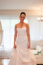 Load image into Gallery viewer, Monique Lhuillier &#39;Madison&#39; - Monique Lhuillier - Nearly Newlywed Bridal Boutique - 4
