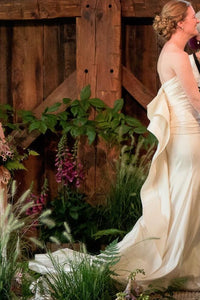 Oscar de la Renta 'Caroline' size 4 used wedding dress side view on bride