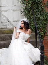 Load image into Gallery viewer, Sweetheart Neckline Princess Wedding Dress in Lace
