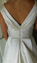 Load image into Gallery viewer, Pronovias &#39;Ocumo&#39; size 8 new wedding dress back view close up on model
