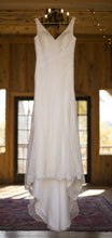 Load image into Gallery viewer, Vera Wang White &#39;V Neck and Lace&#39;
