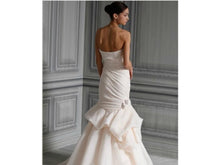 Load image into Gallery viewer, Monique Lhuillier &#39;Peony&#39; size 4 used wedding dress back view on model
