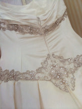 Load image into Gallery viewer, Kenneth Pool &#39;Aria&#39; - Kenneth Pool - Nearly Newlywed Bridal Boutique - 3
