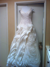 Load image into Gallery viewer, Vera Wang White &#39;Whimsical&#39; - Vera Wang White - Nearly Newlywed Bridal Boutique - 2
