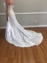 Load image into Gallery viewer, Essence of Australia &#39;1388&#39; size 10 used wedding dress side view on bride

