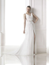 Load image into Gallery viewer, Pronovias &#39;Maranta&#39; size 6 used wedding dress front view on model
