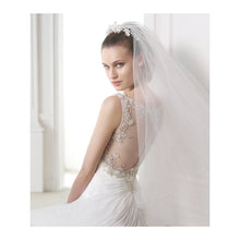 Load image into Gallery viewer, Pronovias &#39;Maranta&#39; size 6 used wedding dress back view on model
