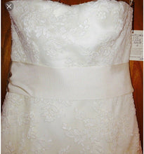 Load image into Gallery viewer, Vera Wang &#39;Ivory Lace Strapless A-Line&#39; size 4 used wedding dress front view close up
