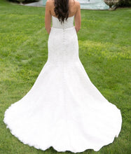 Load image into Gallery viewer, Monique Lhuillier &#39;Perfection&#39; size 4 used wedding dress back view on bride
