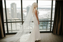 Load image into Gallery viewer, Oscar De La Renta &#39;55N32 Ivory&#39; size 6 used wedding dress side view on bride

