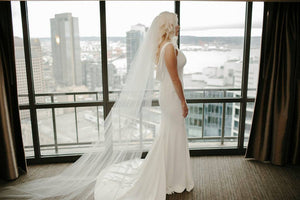 Oscar De La Renta '55N32 Ivory' size 6 used wedding dress side view on bride