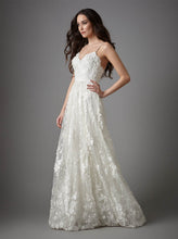 Load image into Gallery viewer, Catherine Deane &#39;Sinead&#39; size 8 used wedding dress side view on model

