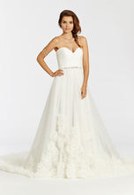 Load image into Gallery viewer, Alvina Valenta &#39;Sanise&#39; size 6 used wedding dress front view on model
