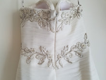 Load image into Gallery viewer, Enzoani &#39;Gretchen&#39; size 4 new wedding dress back view on hanger
