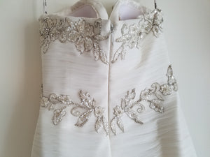 Enzoani 'Gretchen' size 4 new wedding dress back view on hanger