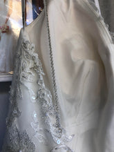 Load image into Gallery viewer, Stella York &#39;6347&#39; size 4 new wedding dress view of lining
